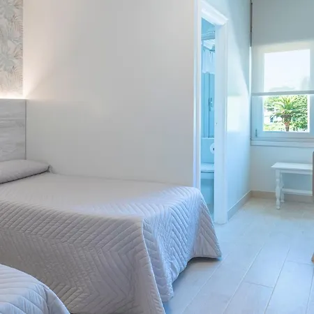 Leal - La Sirena Hotel